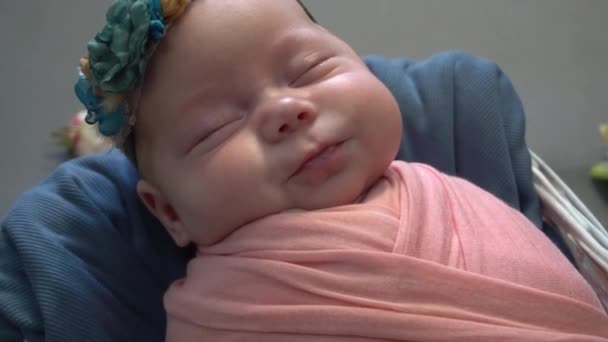 Mooi Pasgeboren Baby Meisje Krans Slapen Schattig Portret Van Baby — Stockvideo