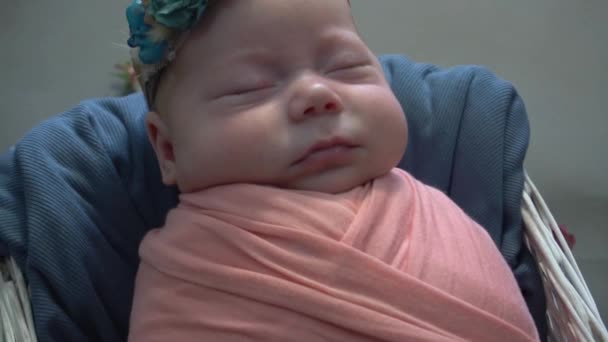 Bebê Recém Nascido Dorme Nos Primeiros Dias Vida Retrato Menino — Vídeo de Stock