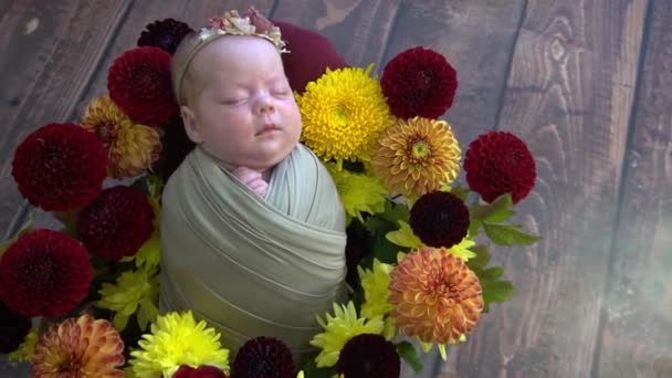 Schlafendes Neugeborenes Liegt Korb Orangefarbene Blumen — Stockvideo