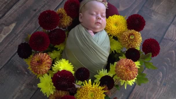 Novorozeně Spící Dítě Dřevěném Koši Žluté Květy — Stock video