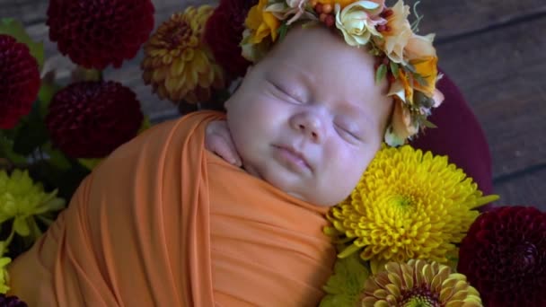 Slow Motion Baby Flicka Korg Dekorerad Med Blommor — Stockvideo