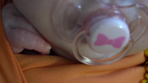 Adorable Bebé Recién Nacido Con Chupete Canasta Mimbre Interiores — Vídeos de Stock
