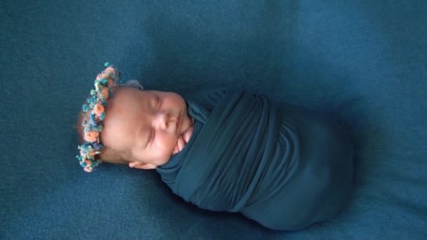 Lambat Motion Tidur Bayi Laki Laki Atau Perempuan Yang Baru — Stok Video