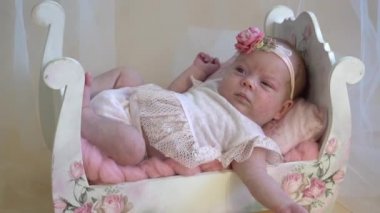 Güzel yeni doğmuş bebek beyaz yatakta uzanıyor. Bebek portresi.