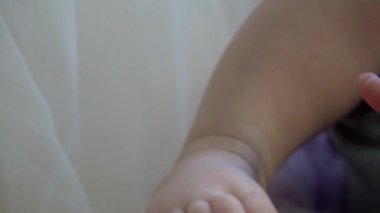 hafif bir arka plan üzerinde ayak bacak yeni doğan bebek