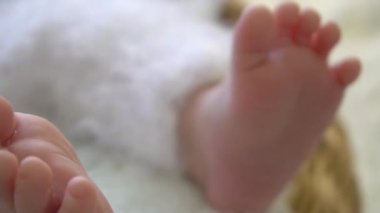 Yeni doğanların ayakları beyaz bir kumaşa yerleştirilir. 