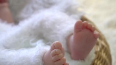 Yavaş çekim. Dört haftalık bebek ayağı.
