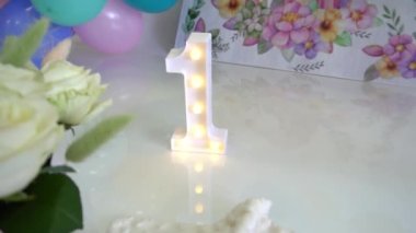 Bir yaşındaki bebek, erkek ve kız çocuğunun kutlamaları için Yavaş Hareket Arkaplanı