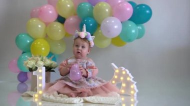 Slow Motion 1 yaşındaki bebek doğum gününü kutluyor. Balonlu fotoğraf bölgesi