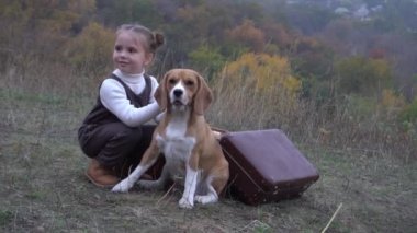 Yavaş Hareketli Kız Köpekle Seyahat Ediyor