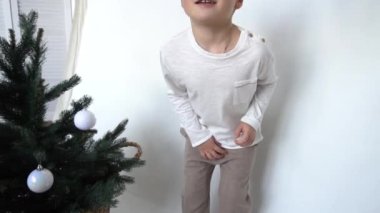 Slow Motion çocuğu Noel ağacının yanında tatilleri kutluyor, çiftlik evi tasarımı