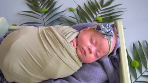 Yeni Doğmuş Erkek Kız Örgü Örmüş Mavi Tulum Giyip Küçük — Stok video