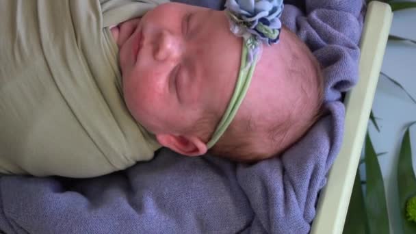 Schattige Pasgeboren Baby Ingelegd Stof — Stockvideo