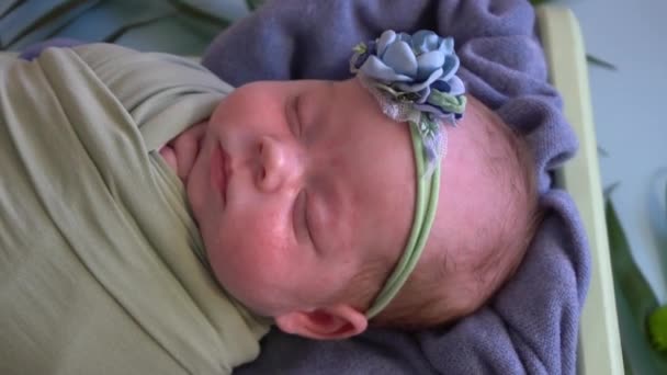 Slow Motion Adorabile Neonata Dorme Divertente Neonato — Video Stock