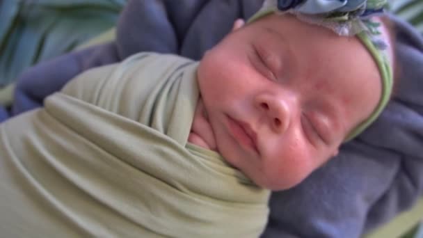 Nouveau Bébé Fille Garçon Dormant Emmailloté Tissu Dans Panier Décoré — Video