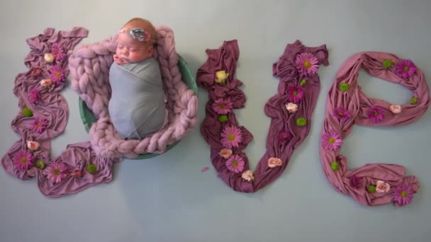 Pequena Menina Recém Nascida Adormecida Rodeada Flores Lettering Flores Amor — Vídeo de Stock