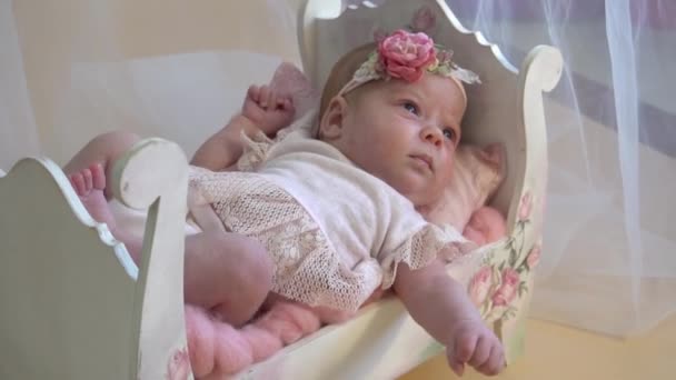 Förtjusande Nyfödd Flicka Med Magisk Blommor Pannband Sover Ryggen — Stockvideo