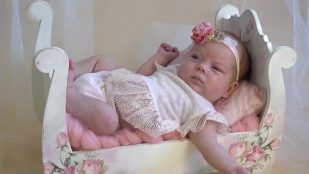 Красивая Новорожденная Девочка Лежит Стилизованной Белой Кровати Симпатичный Портрет Младенца — стоковое видео