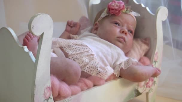 Movimento Lento Bebê Recém Nascido Uma Menina Está Deitada Berço — Vídeo de Stock