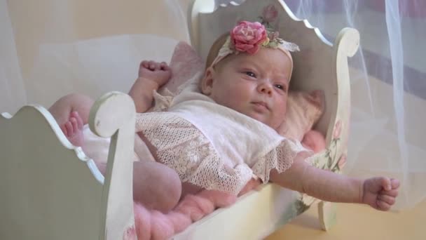 Slow Motion Slapen Pasgeboren Baby Meisje Wit — Stockvideo