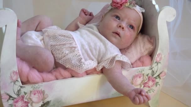 Neugeborenes Baby Zeitlupe Korb — Stockvideo