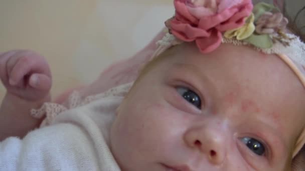 Slow Motion Yeni Doğan Bebek Uykusunda Gülümsüyor — Stok video