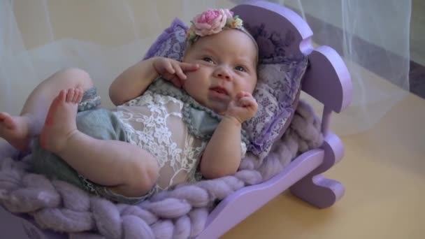 Новорожденная Девочка Пеленалась Фиолетовую Ткань Спала Очаровательный Младенец — стоковое видео