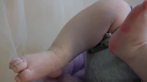 Små Nyfödda Spädbarn Manliga Eller Kvinnliga Babyfötter — Stockvideo