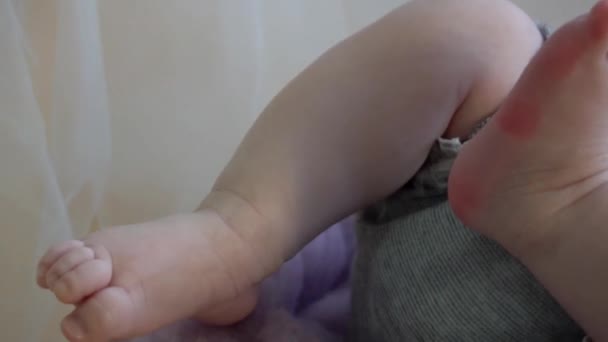 Piccoli Neonati Piedi Maschili Femminili Neonati — Video Stock