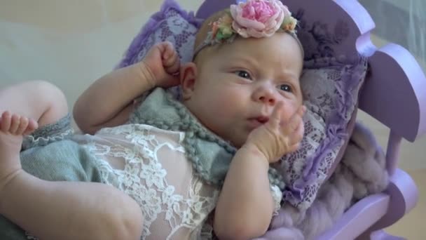 Klein Schattig Pasgeboren Baby Legt Glimlach — Stockvideo