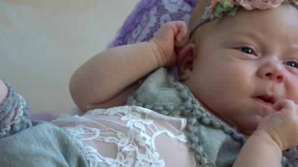 Αργή Κίνηση Αξιολάτρευτο Νεογέννητο Μωρό Ξαπλωμένο Στο Κρεβάτι — Αρχείο Βίντεο