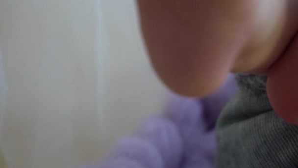 Αργή Κίνηση Όμορφα Τακούνια Νεογέννητου Μωρού — Αρχείο Βίντεο