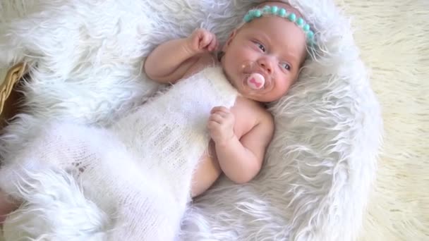 Bebê Recém Nascido Adormecido Criança Recém Nascida Dorme Pele Branca — Vídeo de Stock