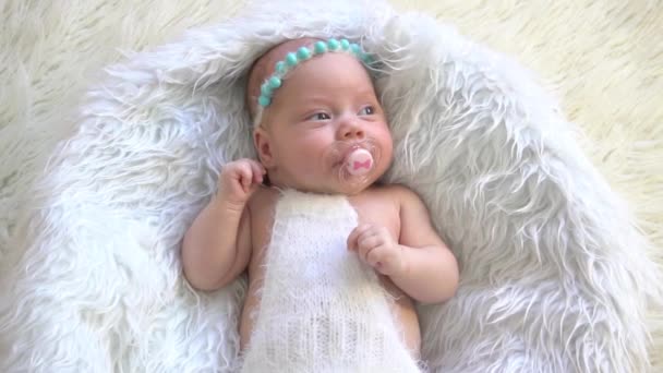 Slow Motion Slapende Pasgeboren Baby Een Mand — Stockvideo