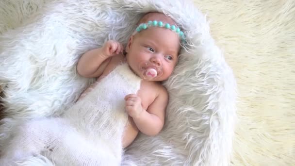 Pequeño Bebé Lindo Una Manta Blanca Una Canasta Mimbre Una — Vídeo de stock