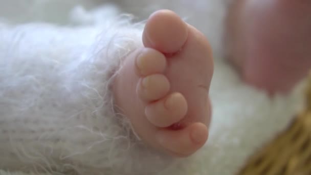 穿着白围巾的新生儿的一条小腿动作缓慢 软焦点 — 图库视频影像