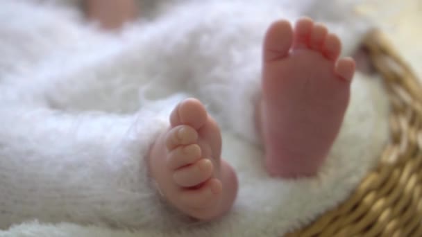 Movimento Lento Piedi Piccoli Neonato Sul Letto Concetto Maternità — Video Stock