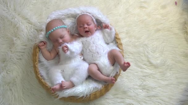 Slow Motion Söta Nyfödda Tvillingflickor Sover Låda — Stockvideo