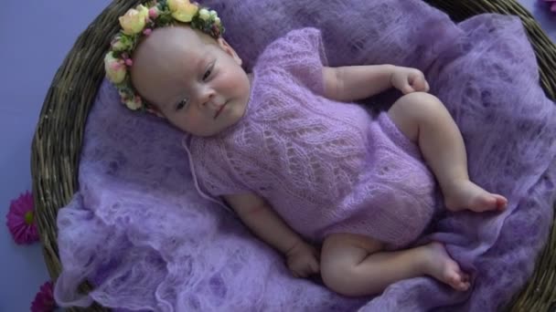 Αργή Κίνηση Κοιμισμένο Νεογέννητο Κορίτσι Κουβέρτα — Αρχείο Βίντεο
