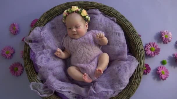 Slow Motion Милая Милая Красивая Новорожденная Девочка Обертке Фиолетового Меха — стоковое видео