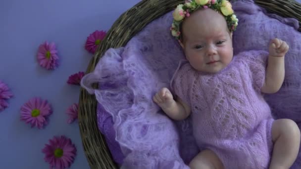 Αργή Κίνηση Χαριτωμένο Κοιμισμένο Νεογέννητο Κοριτσάκι Βιολέτα — Αρχείο Βίντεο