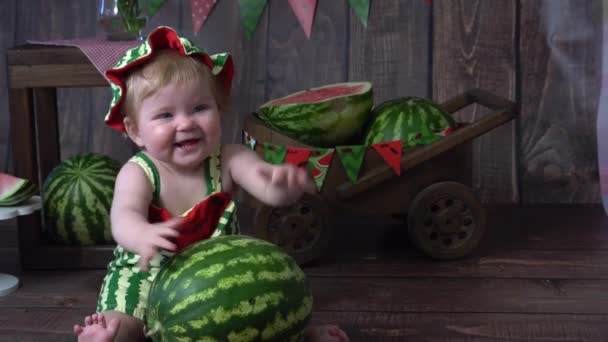 Zeitlupe Ein Entzückendes Baby Mädchen Wassermelonen Kostüm — Stockvideo