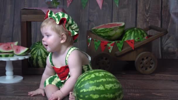 Slow Motion Nettes Baby Auf Einem Hölzernen Hintergrund Mit Wassermelonen — Stockvideo