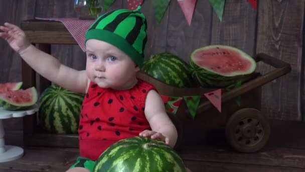 Einjähriges Mädchen Mit Wassermelone — Stockvideo