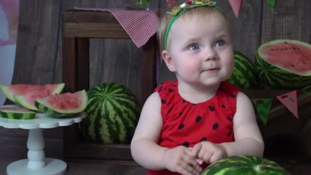 Junge Wassermelonenkostüm Sitzt Und Spielt Mit Großer Wassermelone — Stockvideo