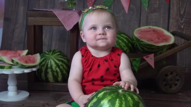 Een Meisje Van Een Jaar Eet Watermeloen Zomertijd Houten Ondergrond — Stockvideo