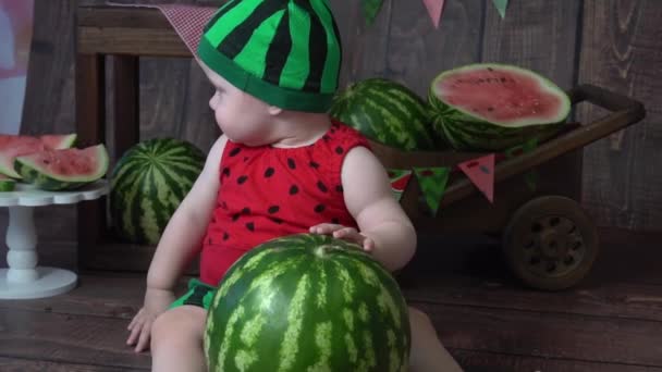 Zeitlupe Ein Entzückendes Mädchen Mit Einer Wassermelone — Stockvideo