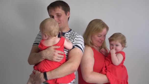Bonita Feliz Sorrindo Jovem Família Camisetas Vermelhas Estão Abraçando — Vídeo de Stock