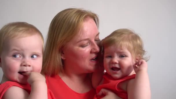 Slow Motion Felice Giovane Madre Padre Con Due Figlie Piccole — Video Stock