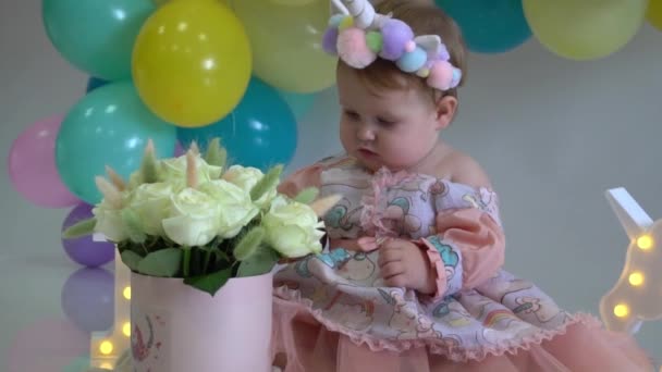 Movimento Lento Ano Bebê Menina Vestido Rosa Feliz Aniversário — Vídeo de Stock